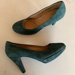 Clarks indigo ✨ NWOT ✨ Green suede pumps